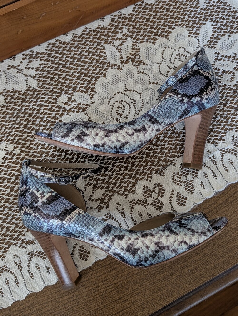 Johnston & Murphy Women's Size 7.5M Ankle-Strap Peep-Toe Heels in Snake Print - Picture 5 of 14